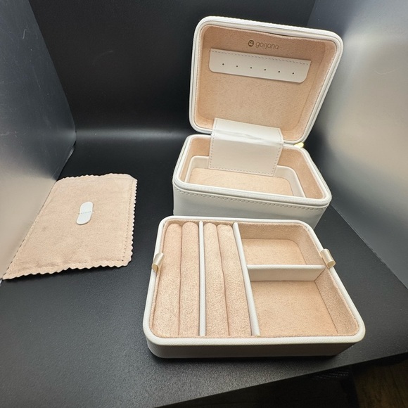 NWOT Gorjana Cream and Tan Jewelry Organizer- no flaws! Paid $95 - Picture 10 of 13